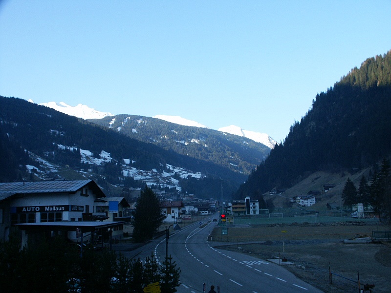 Austria, narty 041.jpg - Widok z naszej kwatery w miejscowości See. Wioska, na oko kilkuset mieszkańców. Warto zauważyć boisko ze sztuczną murawą i oświetleniem, coś na kształt naszych Orlików. Byliśmy pod niesamowitym wrażeniem.